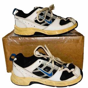 Boys Nike Little Attest black white shoes size 10c